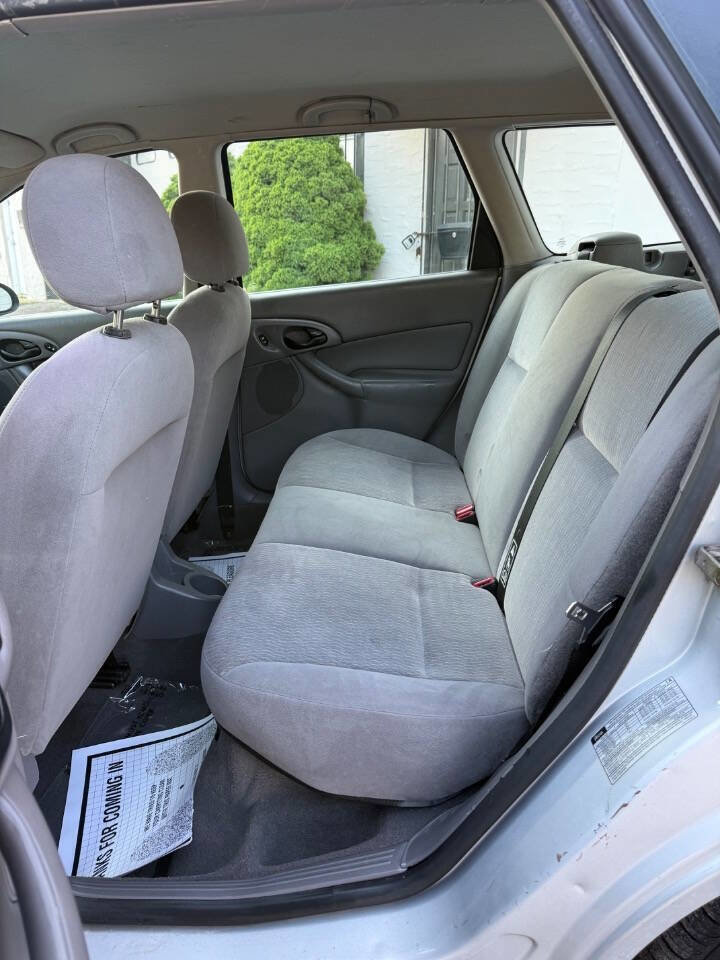 Used 2001 Ford Focus SE FWD image 12