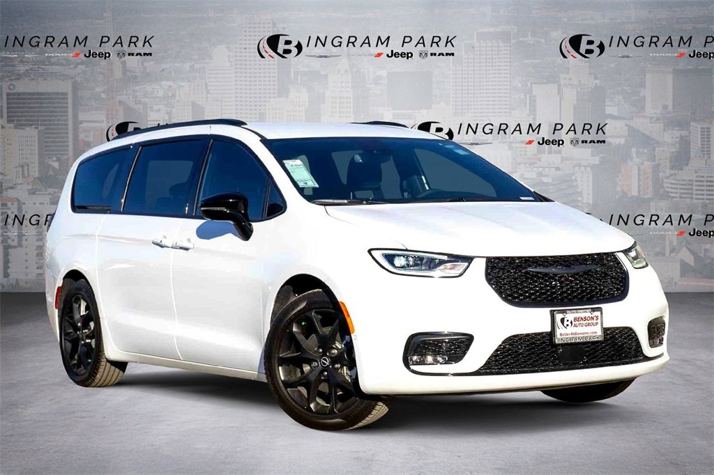 New 2026 Chrysler Pacifica Select w/ S Appearance Package