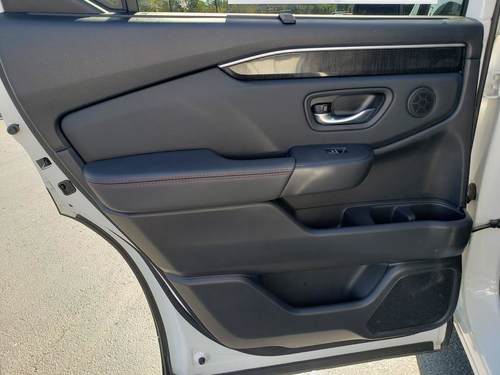 Used 2025 Honda Pilot Black Edition image 32