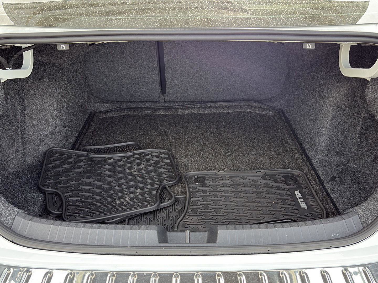 Used 2024 Volkswagen Jetta SE w/ Panoramic Sunroof Package image 8