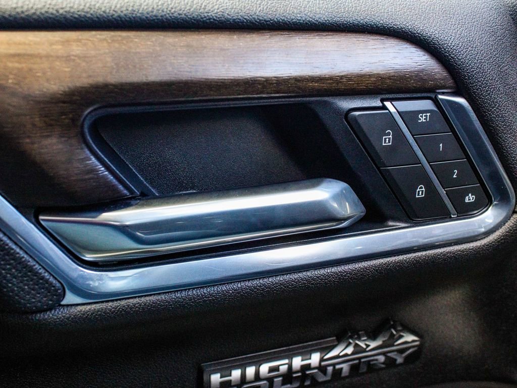 Used 2025 Chevrolet Silverado 1500 High Country image 9