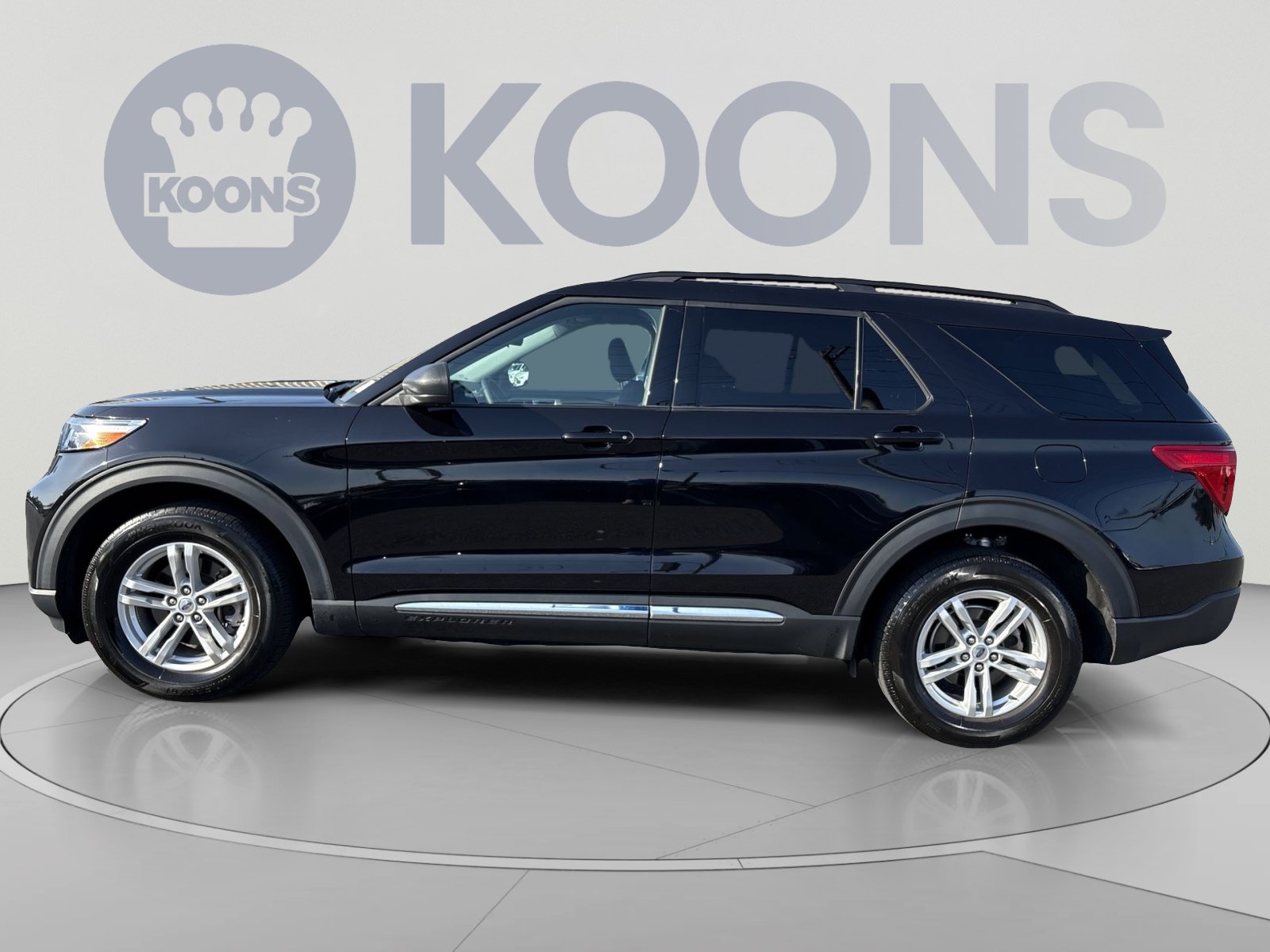 Used 2023 Ford Explorer XLT AWD/4WD image 2