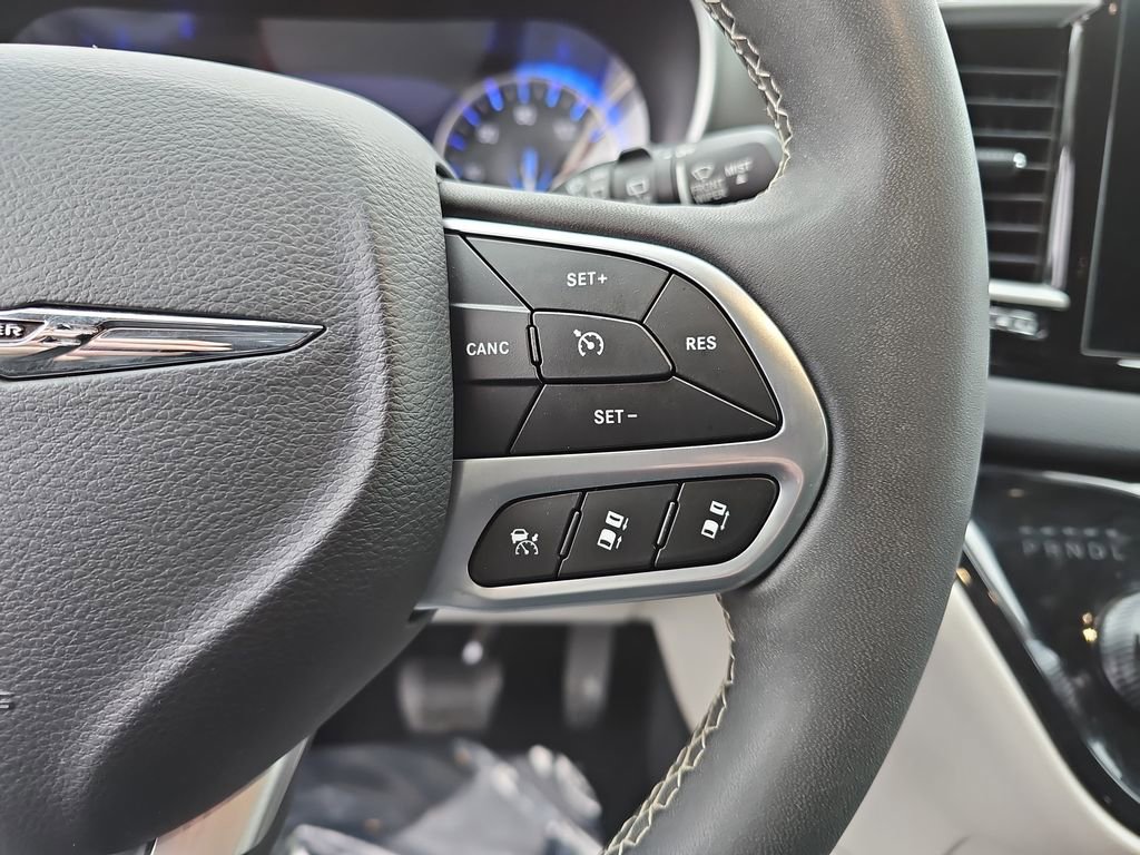 Used 2024 Chrysler Pacifica Touring-L FWD image 19