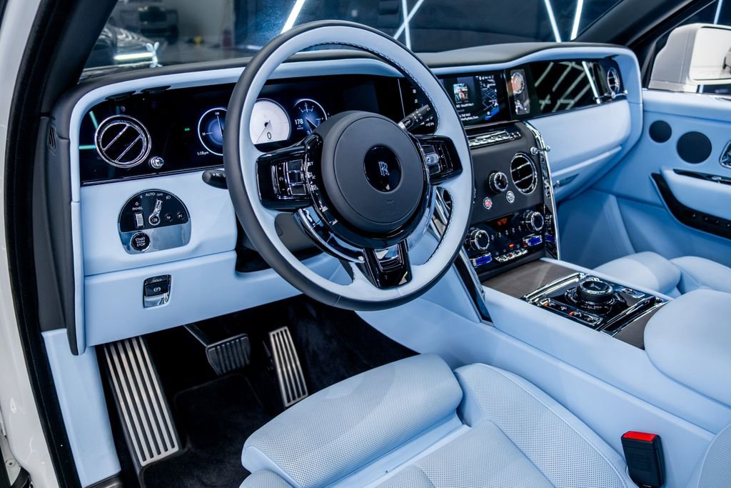 Used 2025 Rolls-Royce Cullinan AWD/4WD image 35