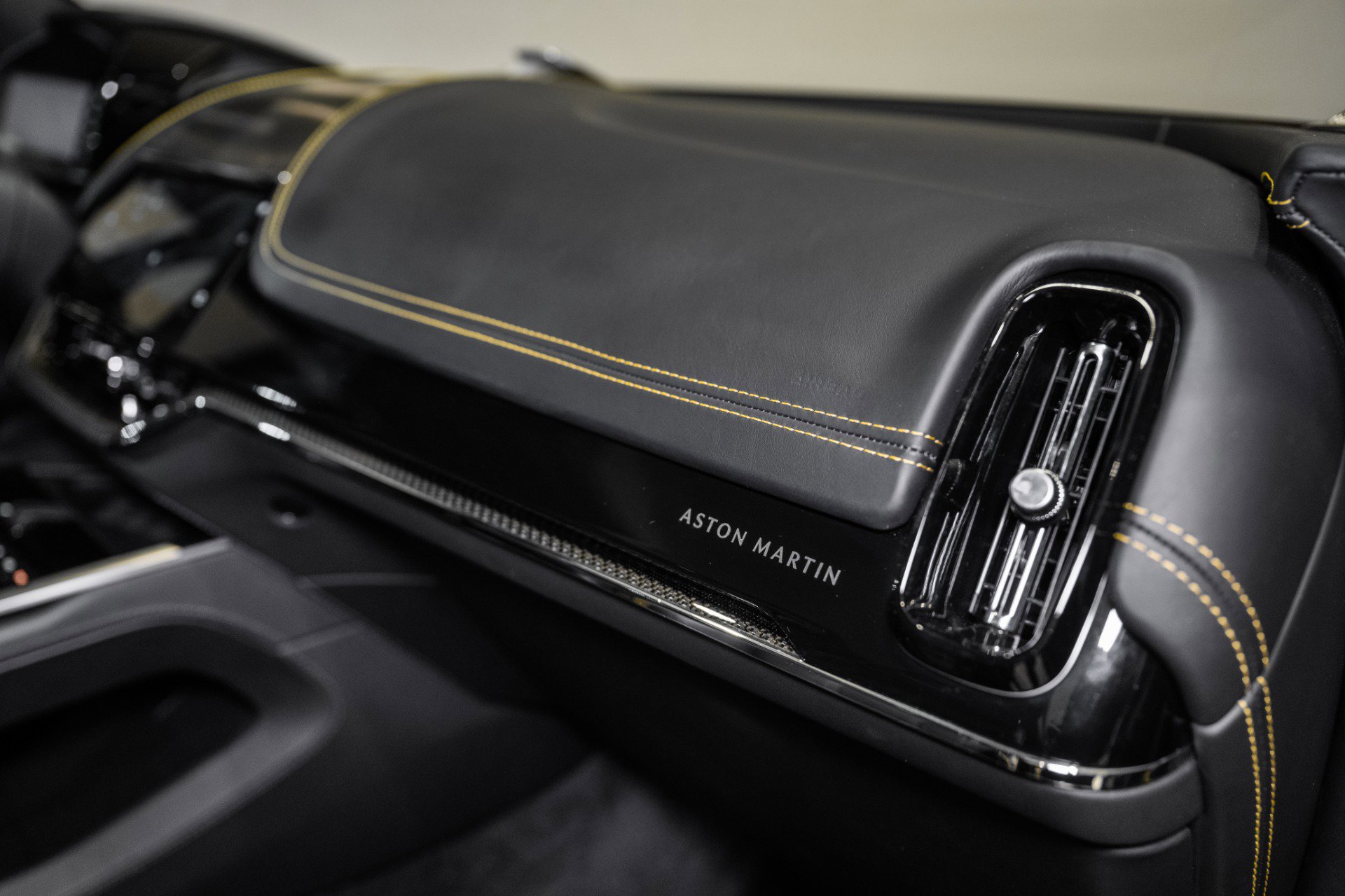 Used 2025 Aston Martin DBX 707 image 43