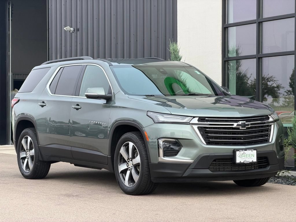 Used 2022 Chevrolet Traverse LT w/ LT Premium Package AWD/4WD image 4