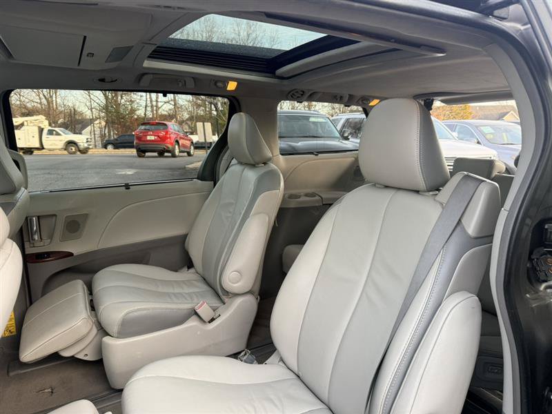 Used 2013 Toyota Sienna Limited w/ Premium Pkg FWD image 22