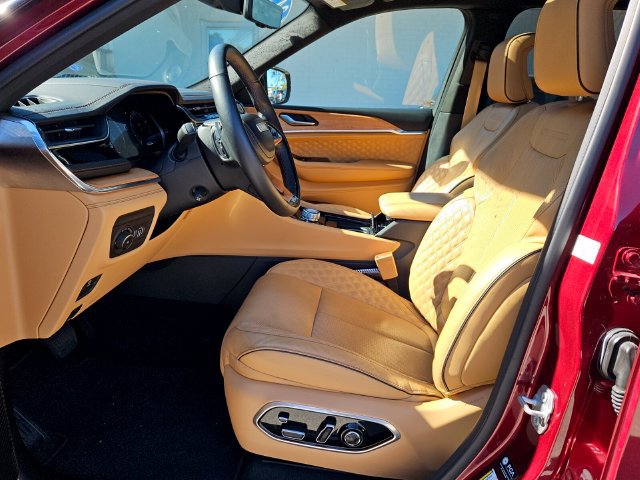 Used 2024 Jeep Grand Cherokee Summit AWD/4WD image 10