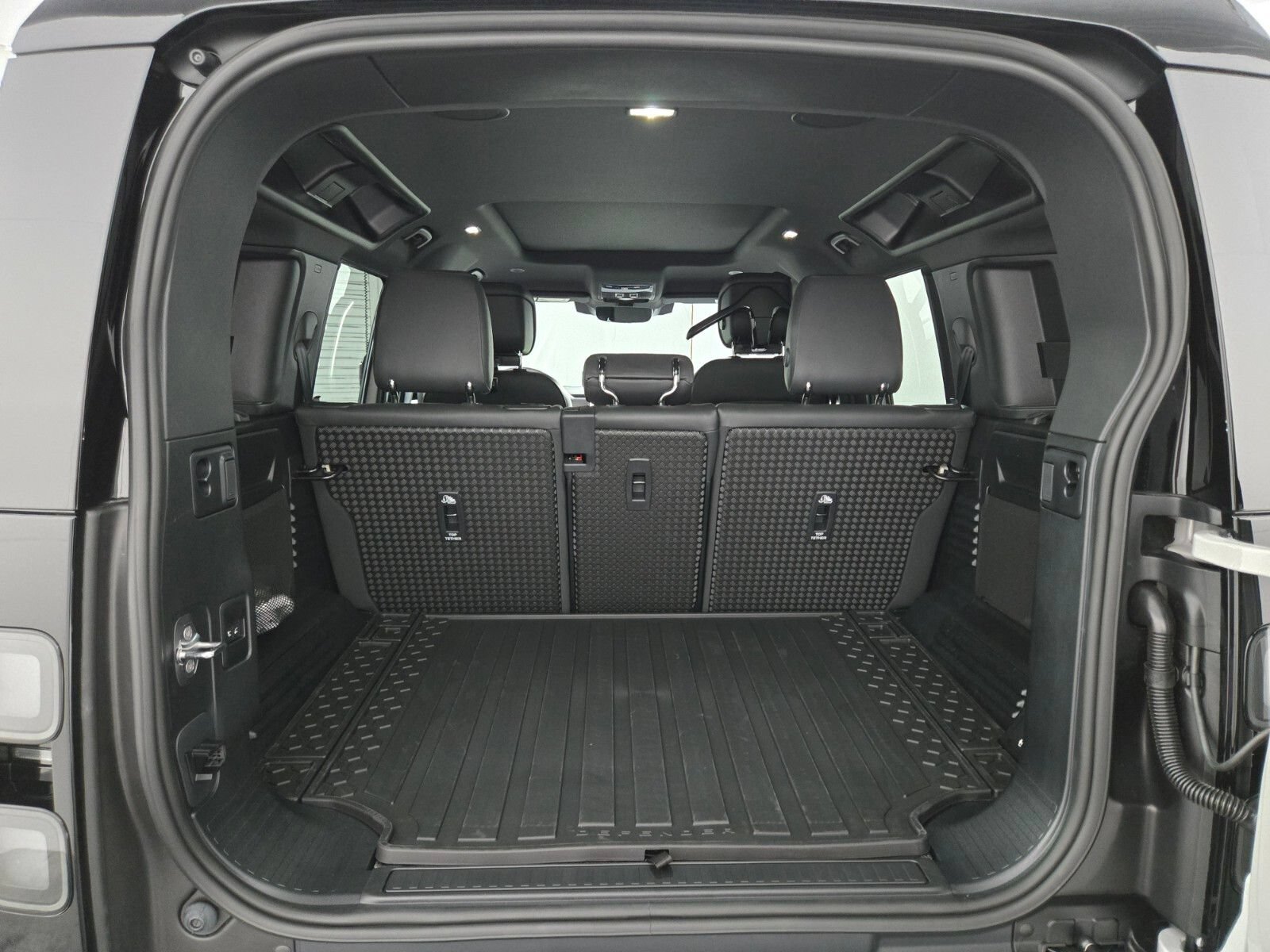 New 2026 Land Rover Defender 110 X-Dynamic SE AWD/4WD image 15