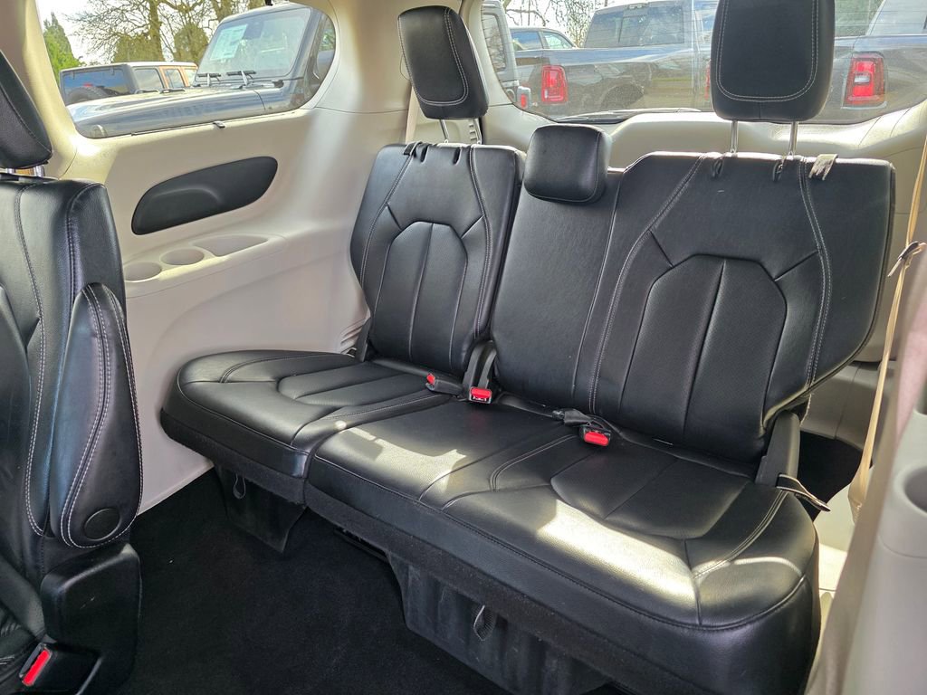 Used 2022 Chrysler Pacifica Touring-L image 12
