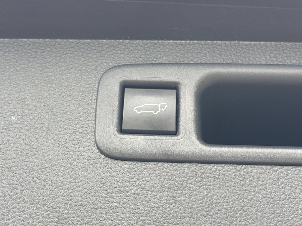 Used 2023 Toyota Highlander XLE AWD/4WD image 7
