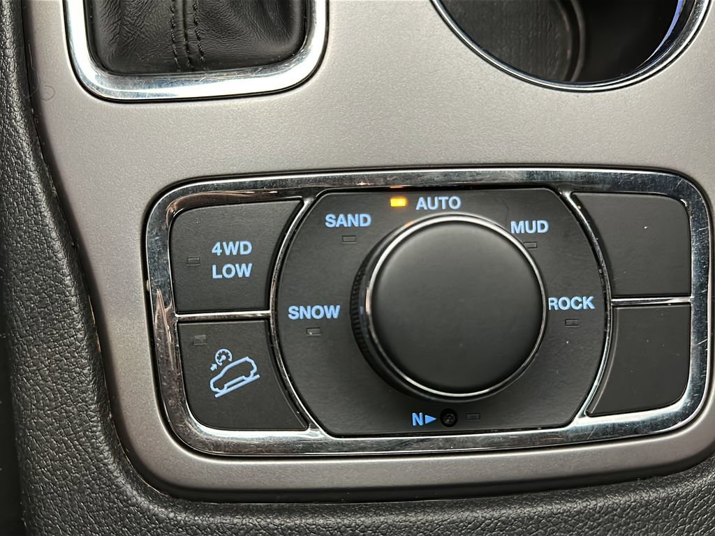 Used 2019 Jeep Grand Cherokee Laredo image 28