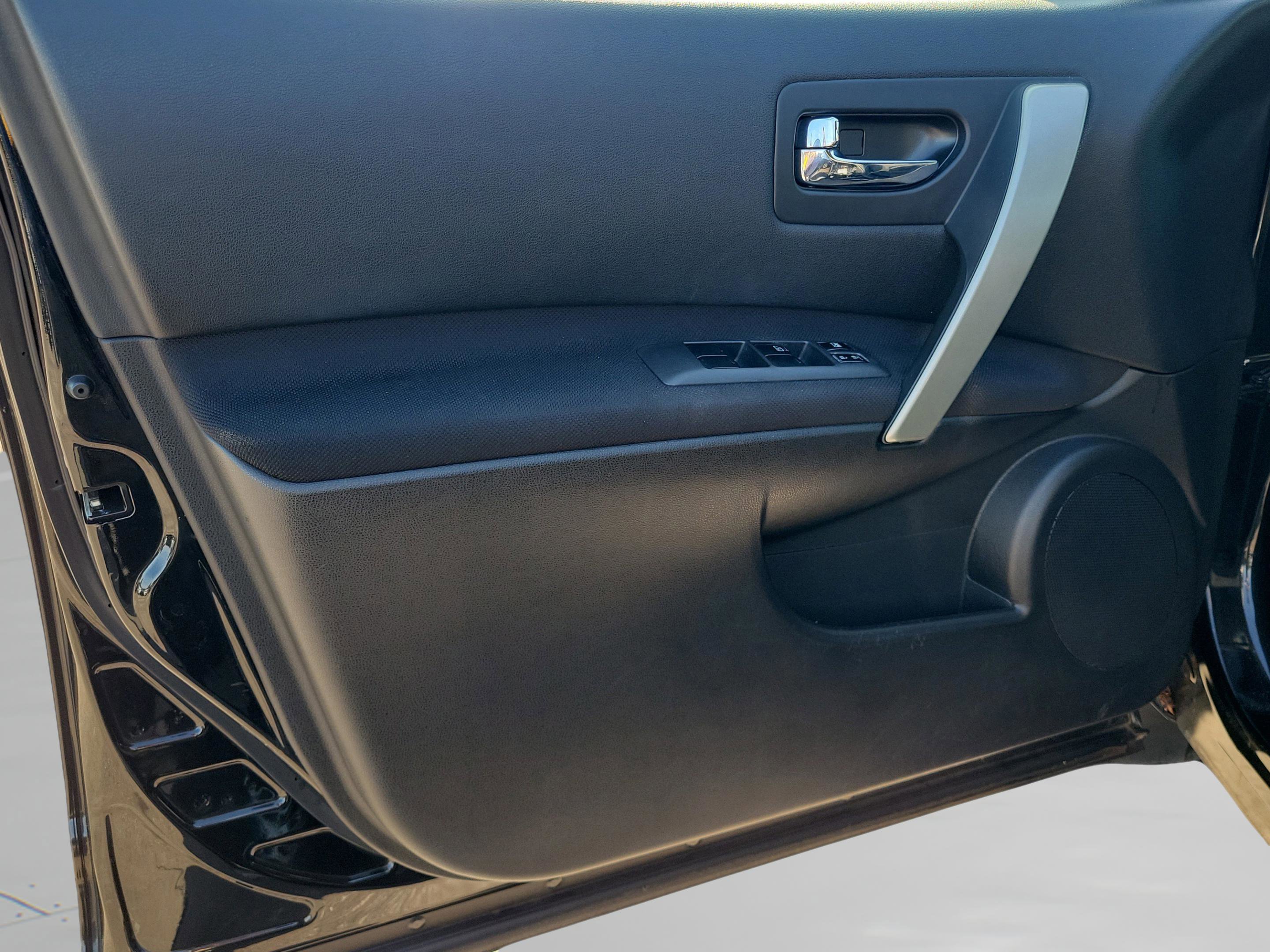 Used 2011 Nissan Rogue SV image 30