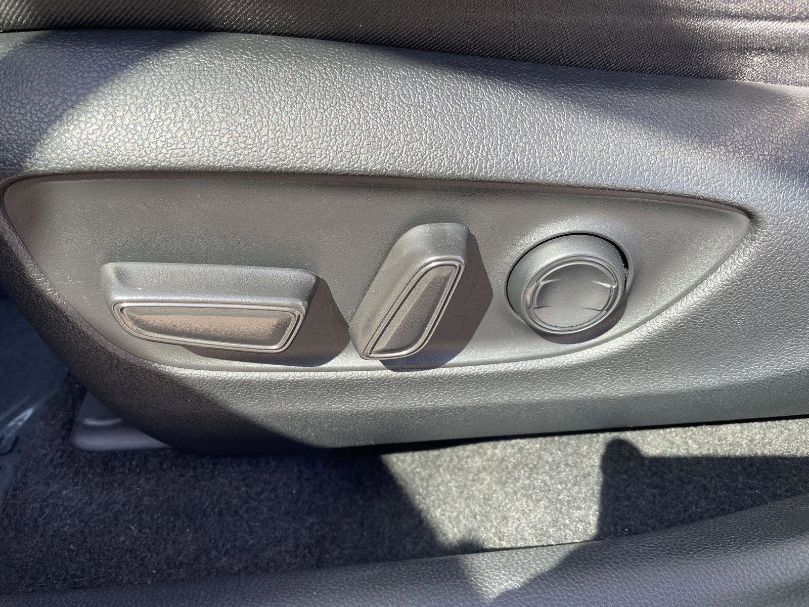 Used 2022 Toyota RAV4 XLE AWD/4WD image 11