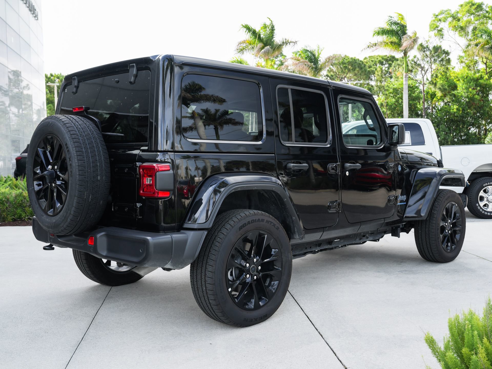 Used 2025 Jeep Wrangler Unlimited Sahara w/ Safety Group AWD/4WD image 10