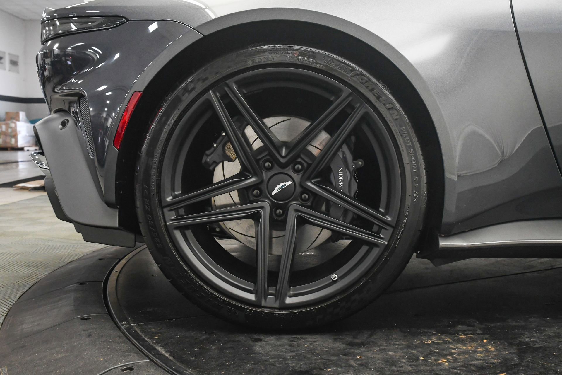 Used 2025 Aston Martin V8 Vantage Coupe image 31