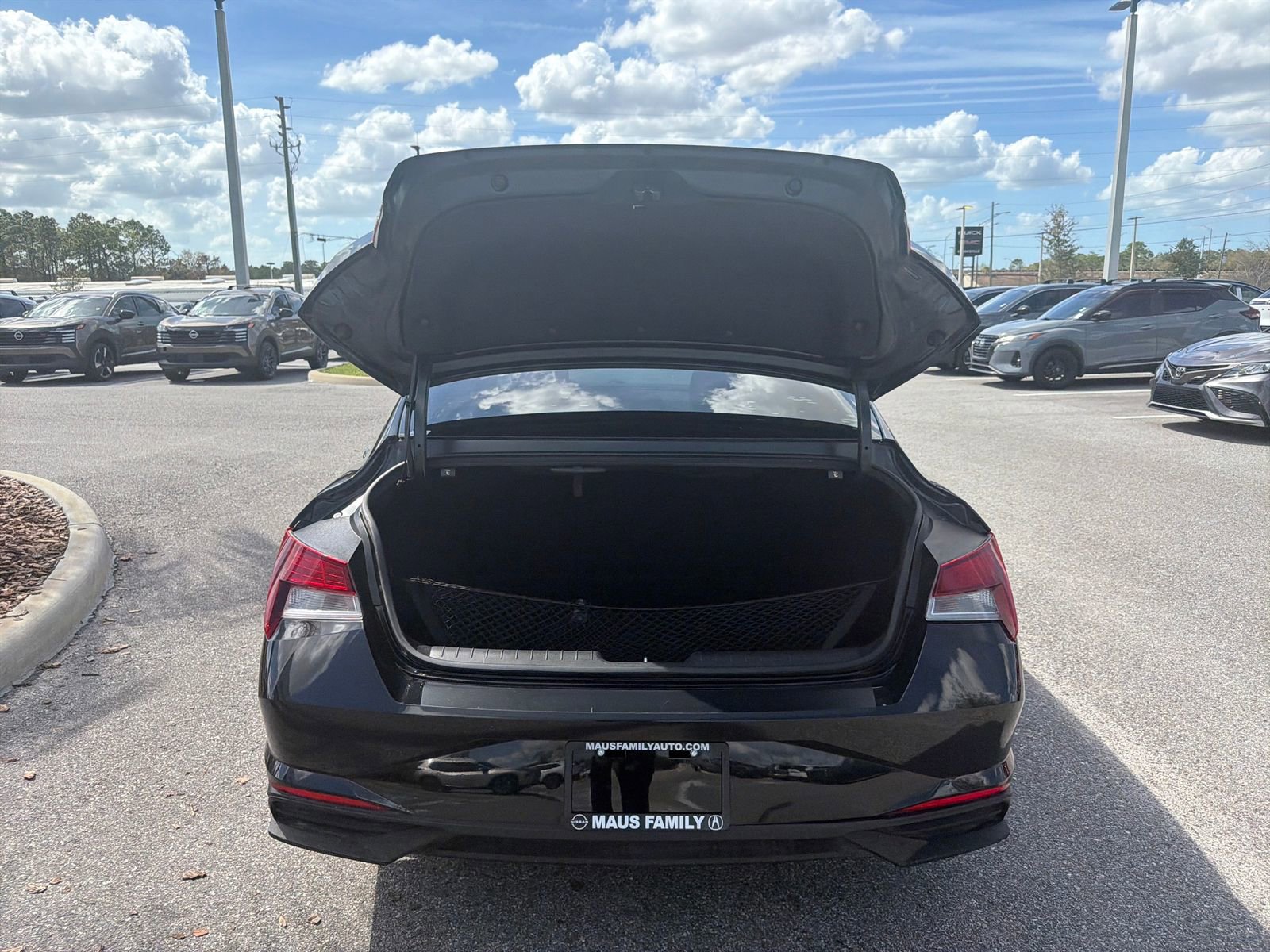 Used 2021 Hyundai Elantra SE w/ Preferred Accessory Package image 10