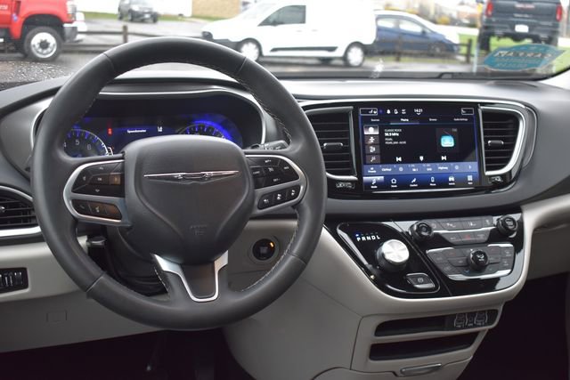 Used 2023 Chrysler Pacifica Touring-L image 18