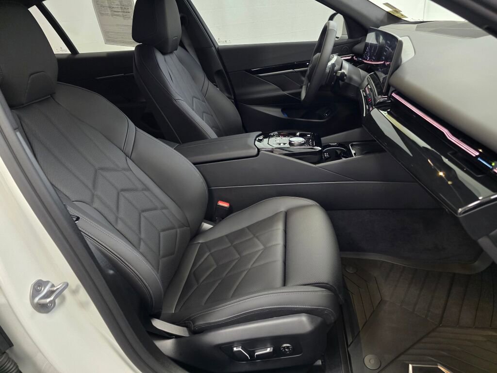 Used 2026 BMW 530i xDrive w/ Premium Package image 27