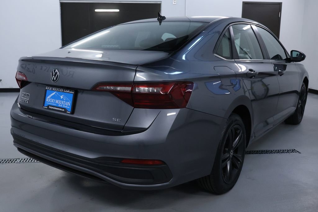 Used 2022 Volkswagen Jetta SE w/ Panoramic Sunroof Package image 7