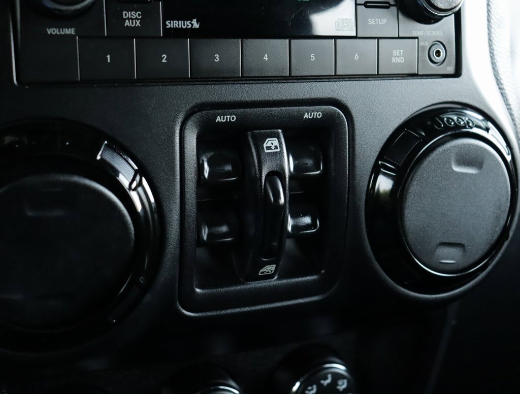 Used 2015 Jeep Wrangler Unlimited Sahara image 13