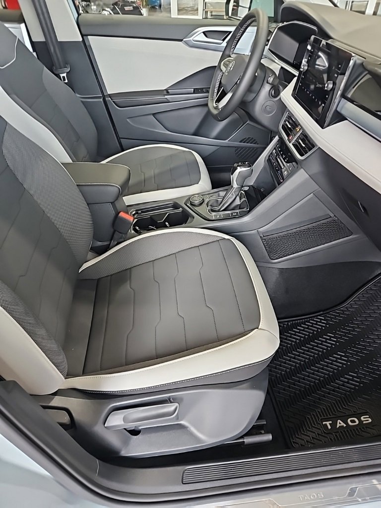 New 2026 Volkswagen Taos SE image 13