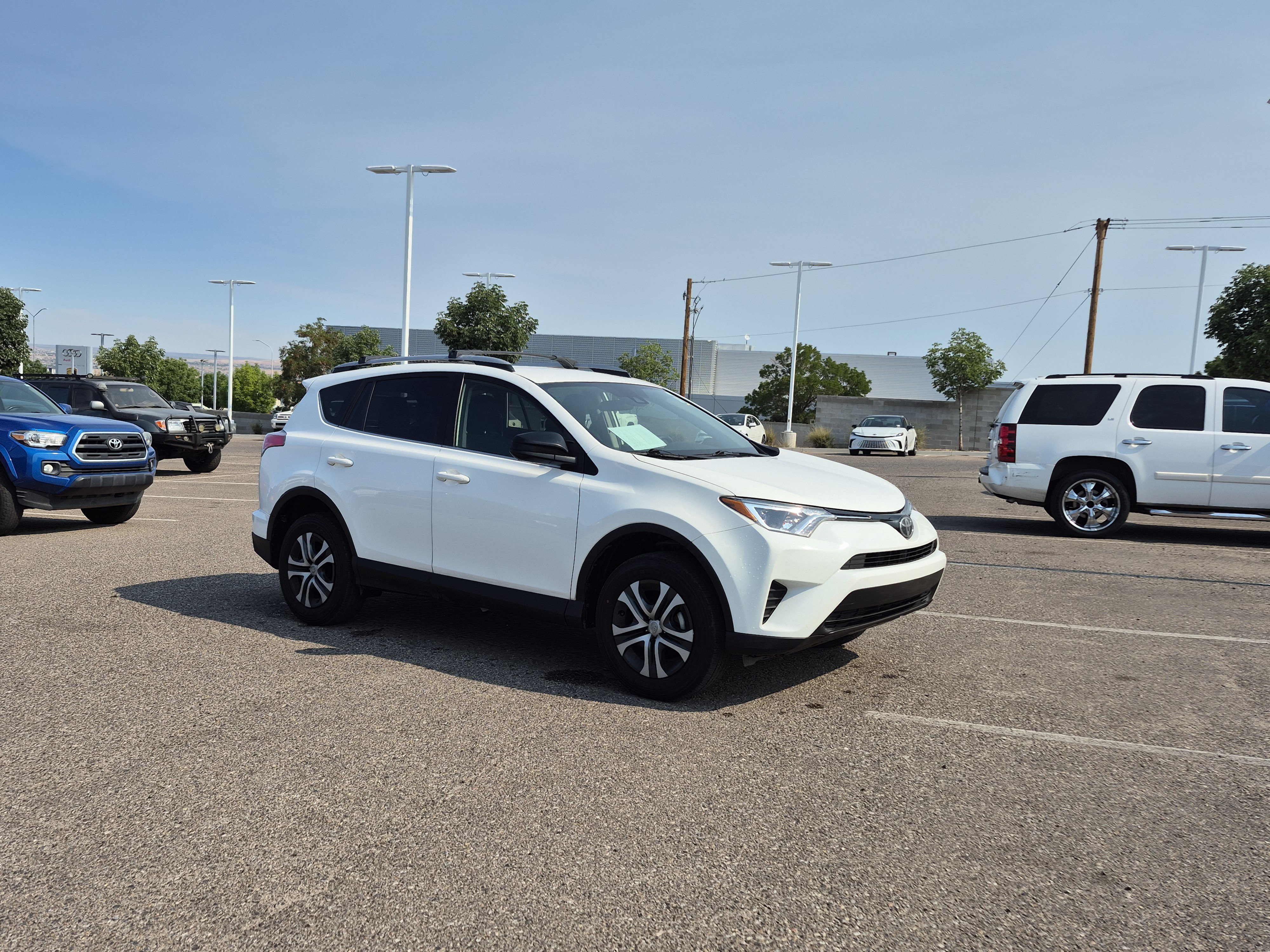 Used 2018 Toyota RAV4 LE w/ Carpet Mat Package AWD/4WD image 7