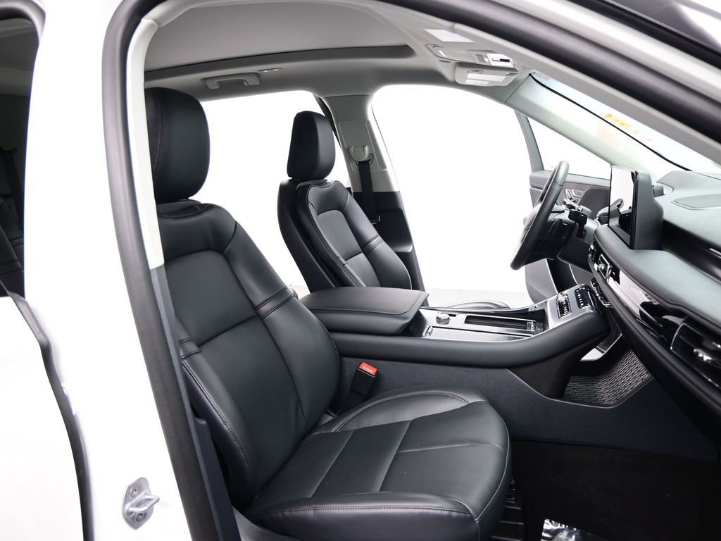 Used 2025 Lincoln Aviator 2WD w/ Jet Appearance Package image 18