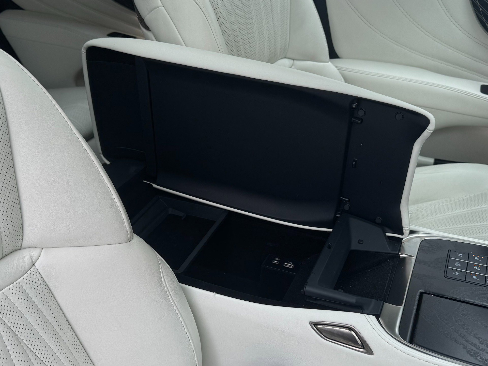 Used 2023 Lexus LS 500h AWD w/ Luxury Package image 39