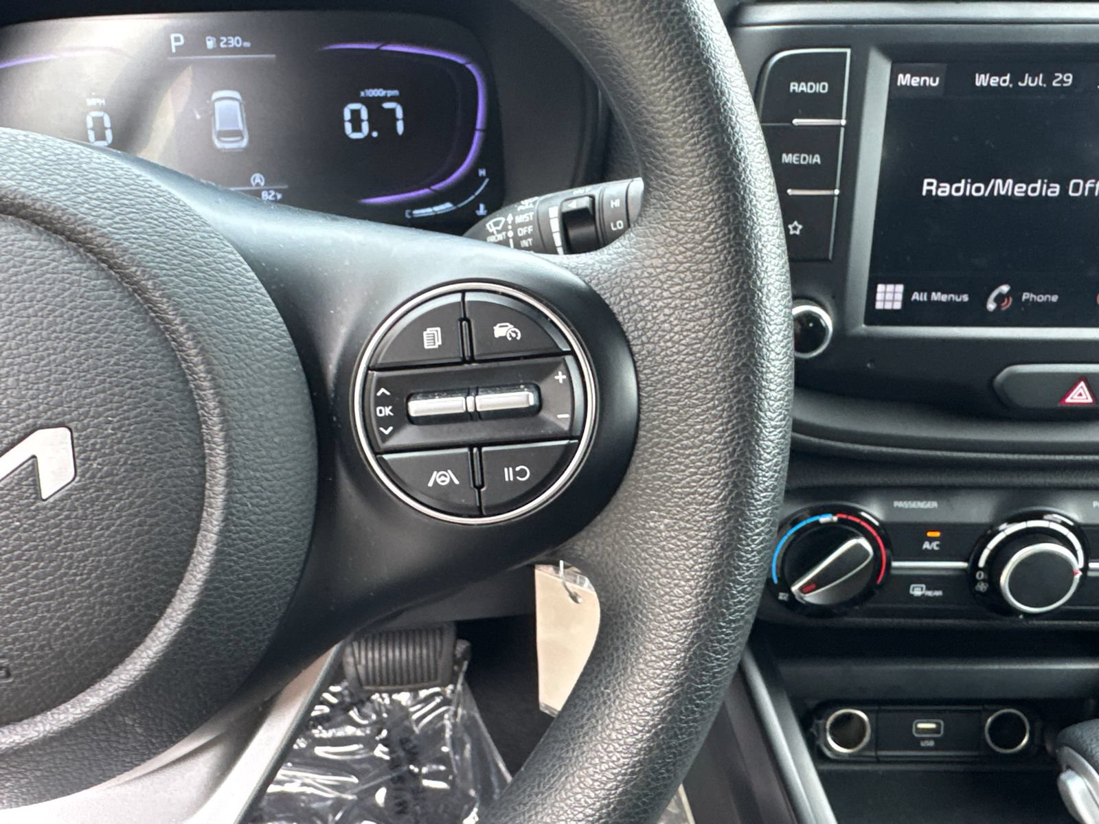 Used 2025 Kia Soul LX w/ LX Technology Package FWD image 25