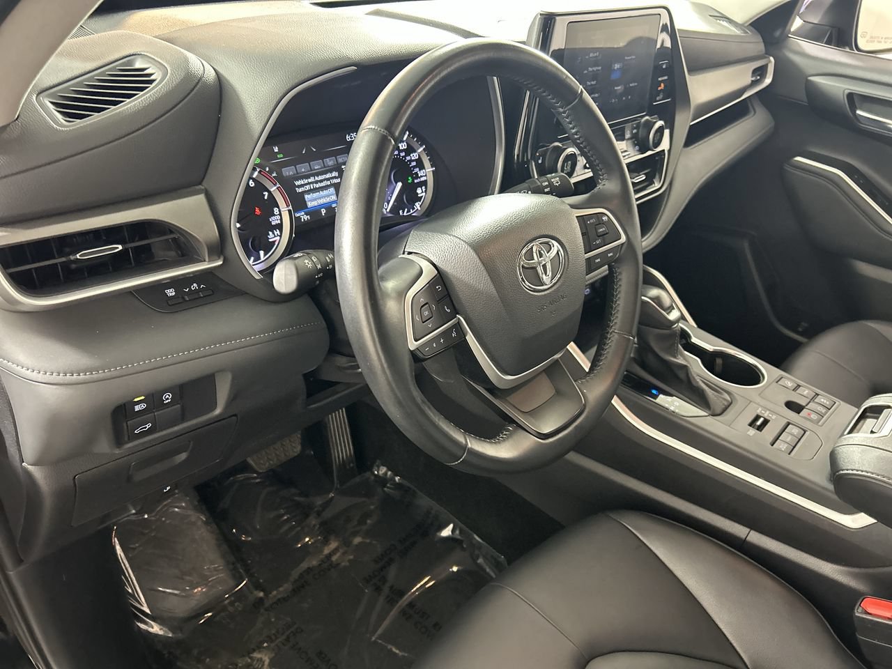 Used 2025 Toyota Highlander XLE AWD/4WD image 13