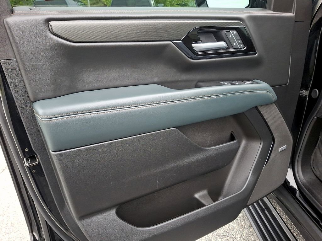 Used 2025 GMC Yukon AT4 w/ AT4 Premium Package AWD/4WD image 13