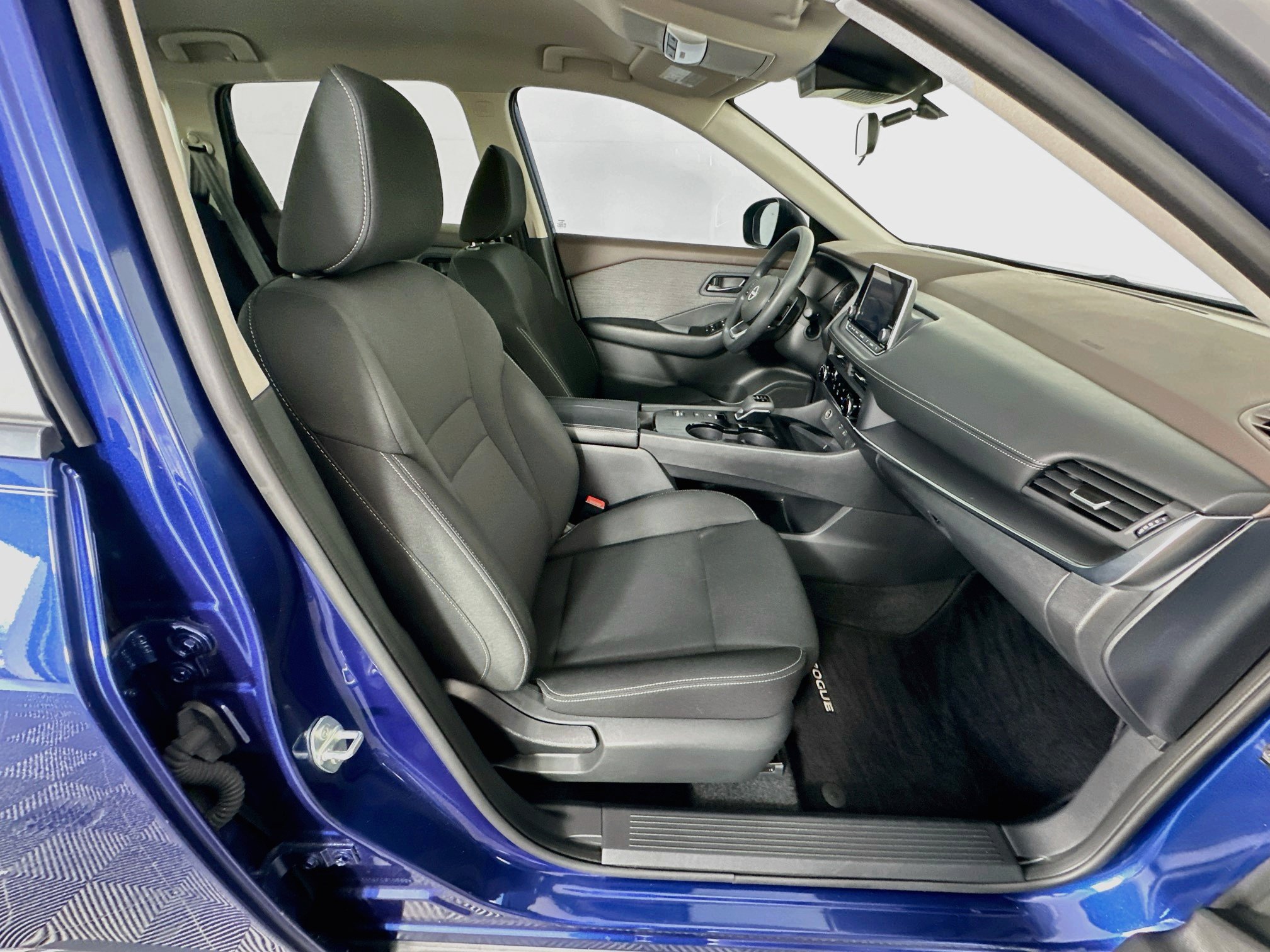 Used 2023 Nissan Rogue S FWD image 32