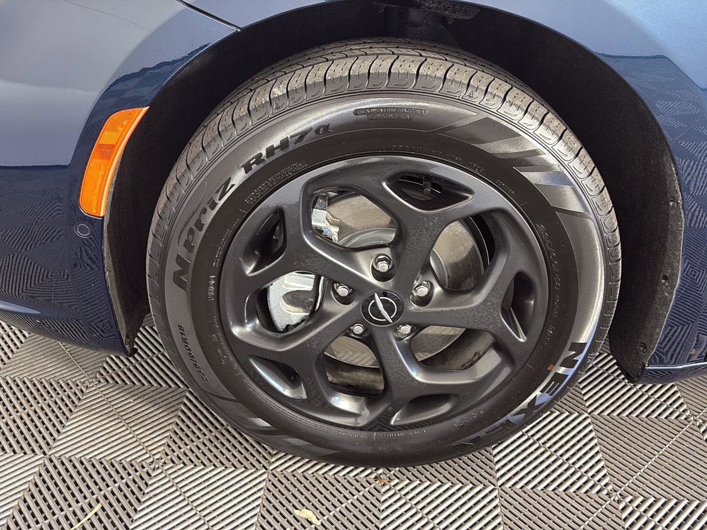 Used 2025 Chrysler Pacifica Premium image 16