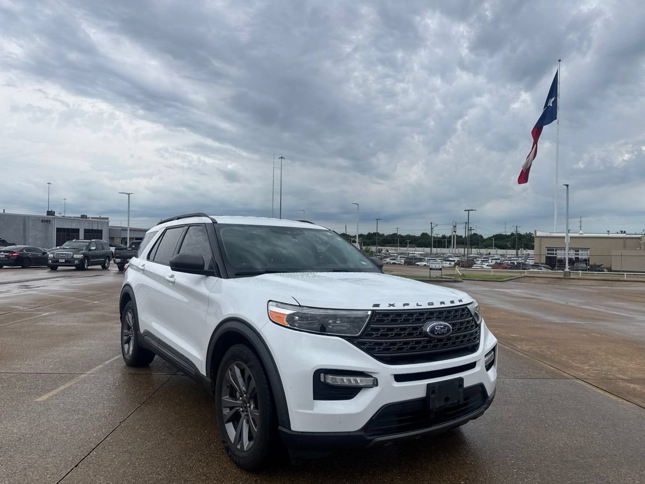 Used 2021 Ford Explorer XLT w/ Equipment Group 202A RWD image 2
