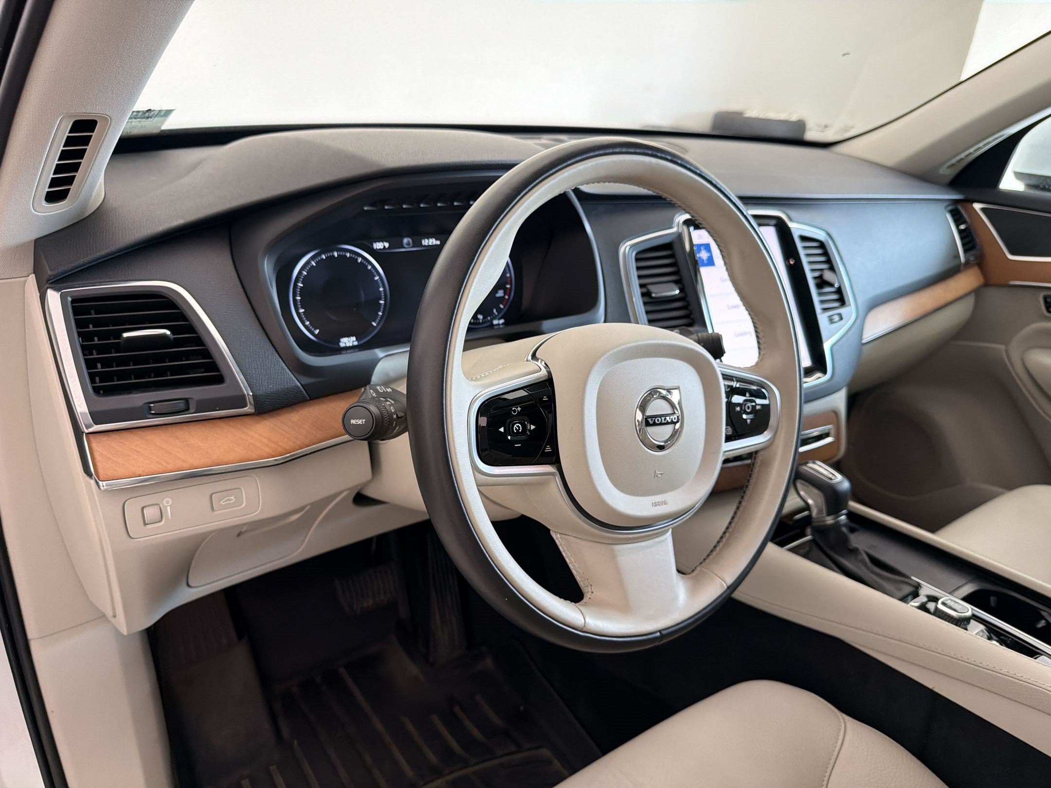 Used 2021 Volvo XC90 T6 Momentum AWD/4WD image 4