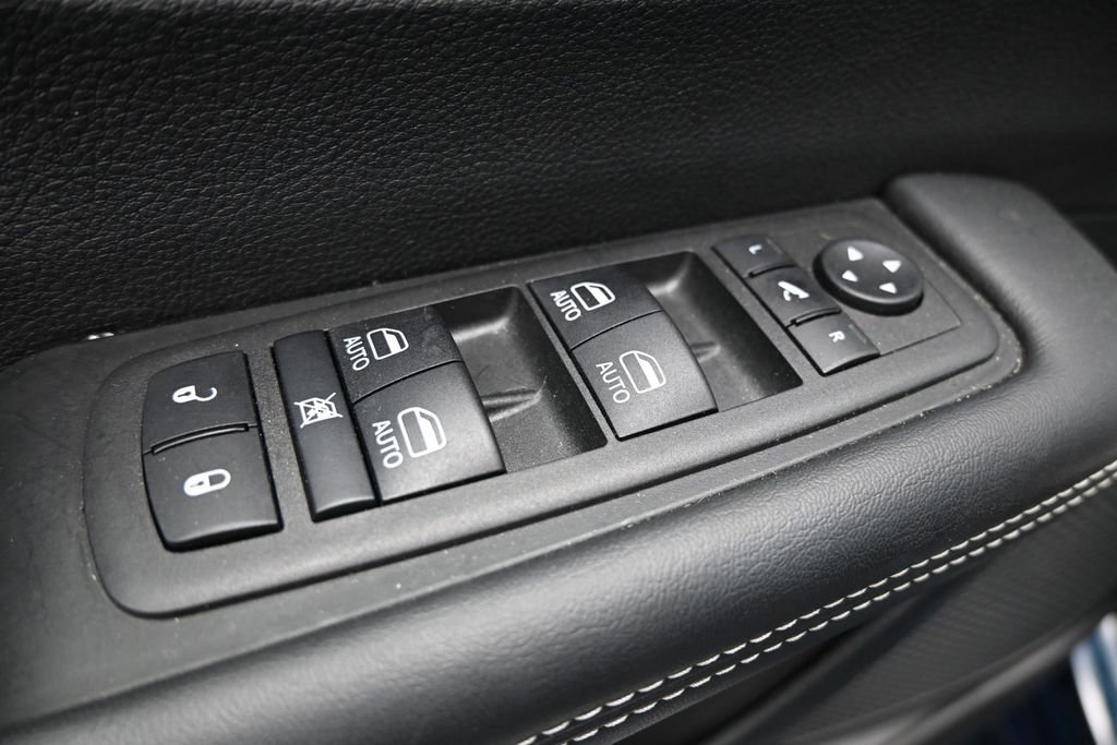 Used 2025 Chrysler Pacifica Limited FWD image 11