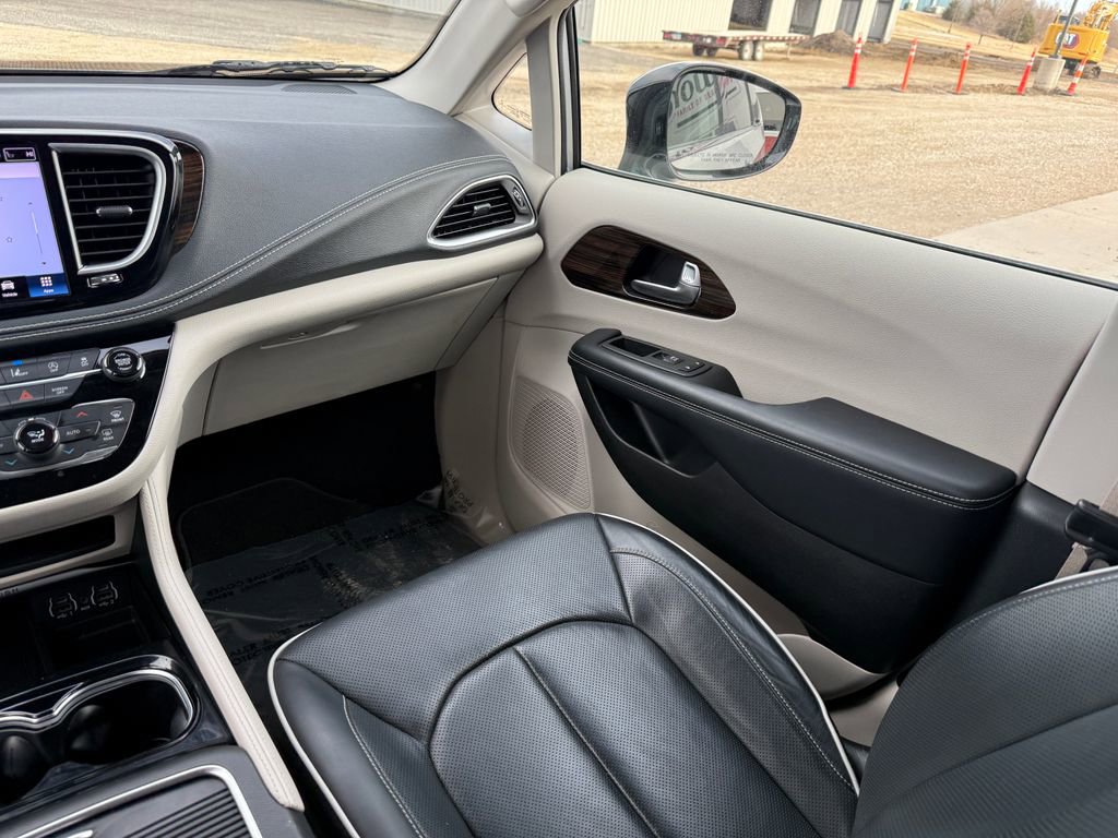 Used 2023 Chrysler Pacifica Limited AWD/4WD image 24