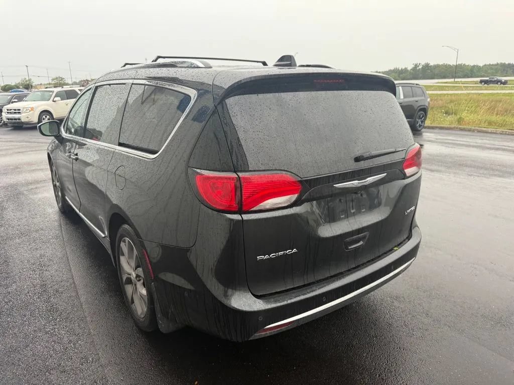 Used 2019 Chrysler Pacifica Limited w/ Tire & Wheel Group FWD image 6