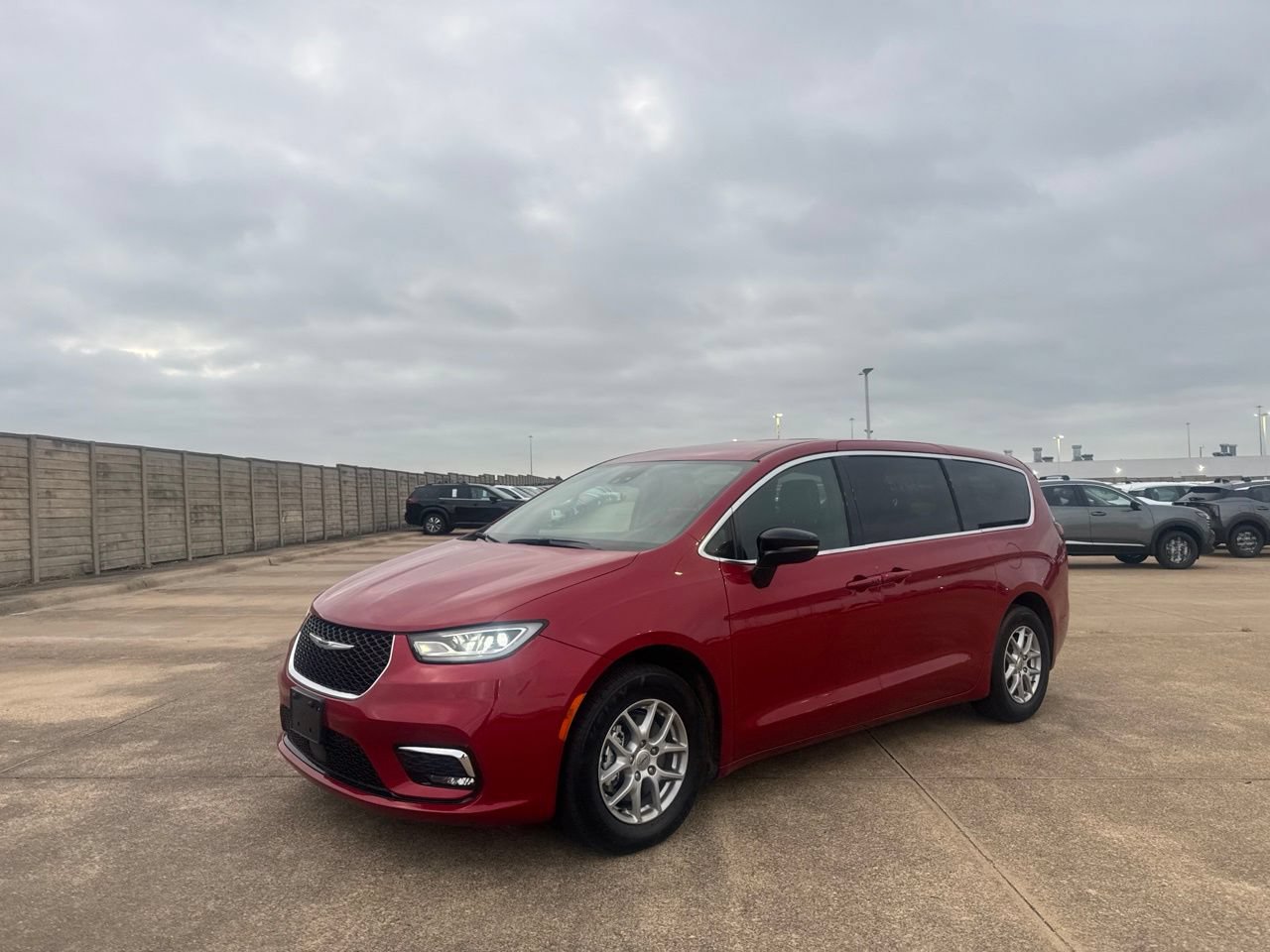 Used 2025 Chrysler Pacifica Select FWD image 8