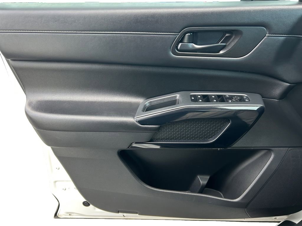 Used 2024 Nissan Pathfinder SV image 17