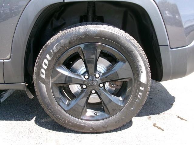 Used 2016 Jeep Cherokee Latitude w/ Cold Weather Group AWD/4WD image 7
