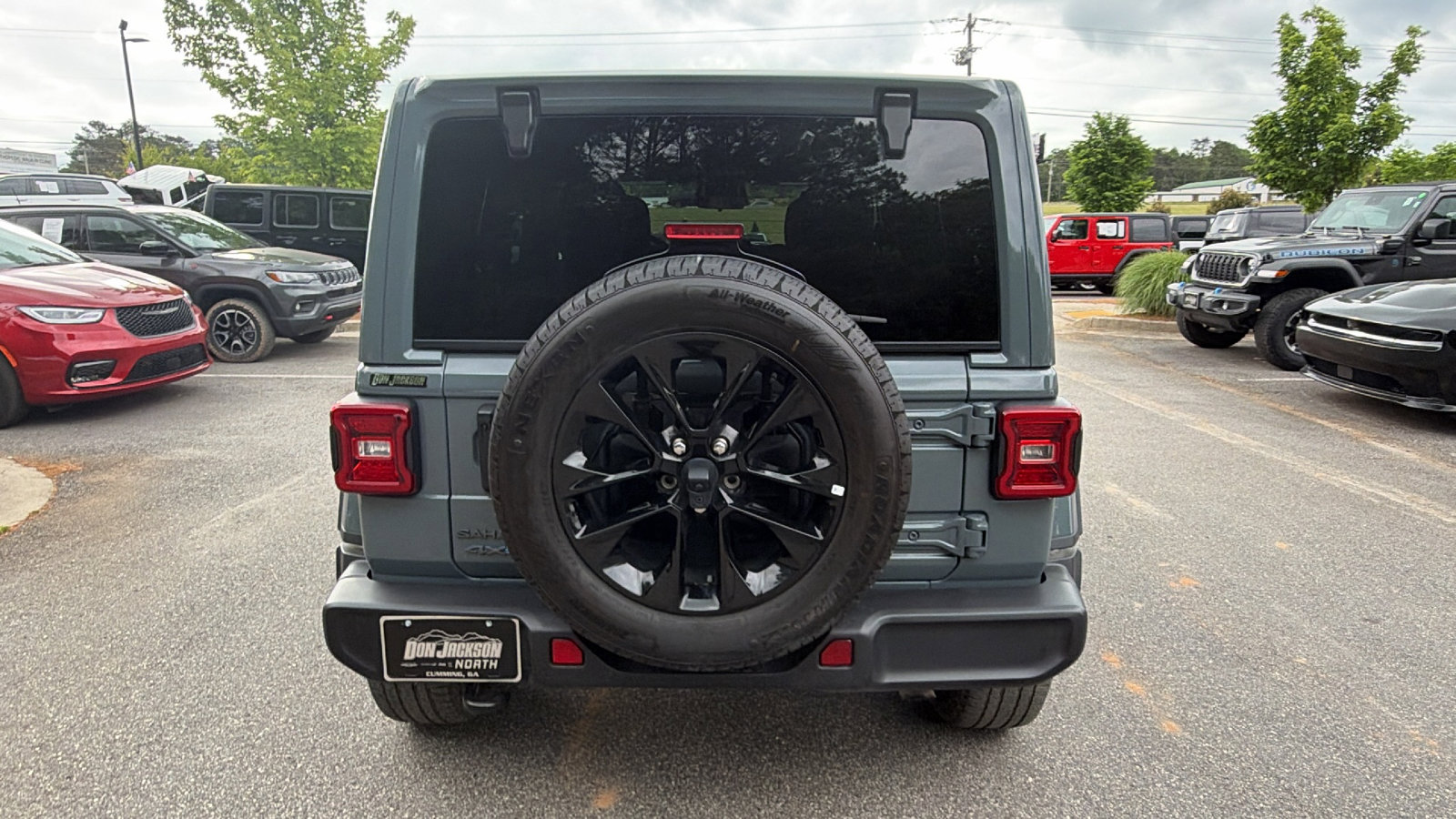 Used 2025 Jeep Wrangler Unlimited Sahara AWD/4WD image 9