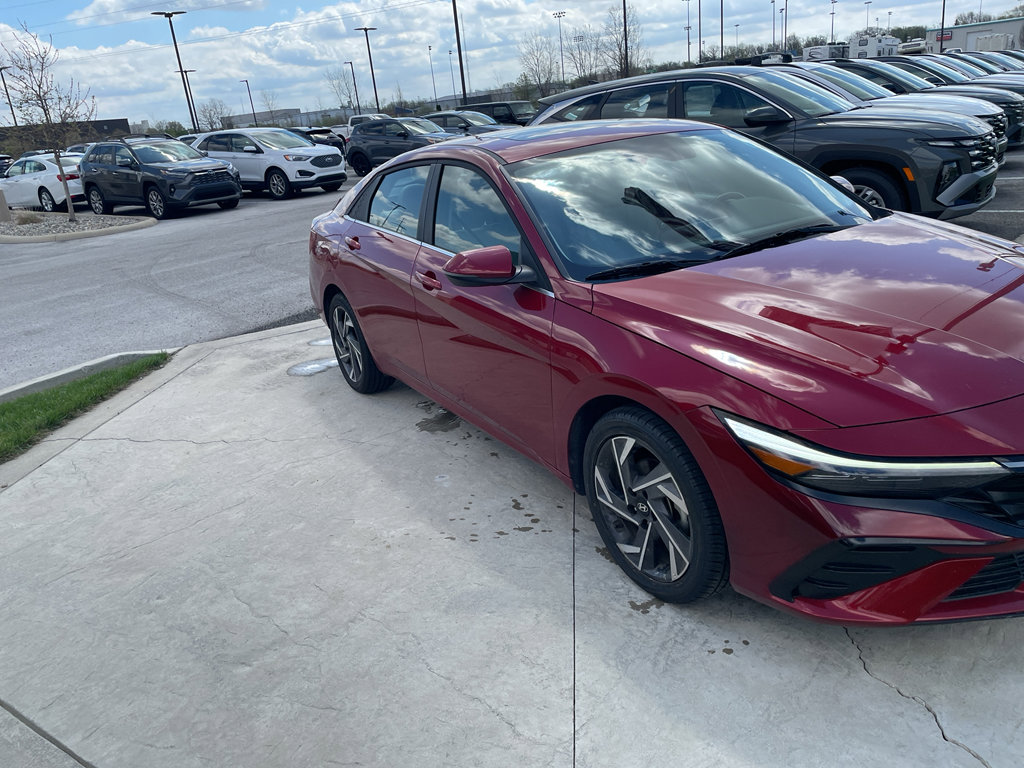 Certified 2025 Hyundai Elantra Limited FWD image 7