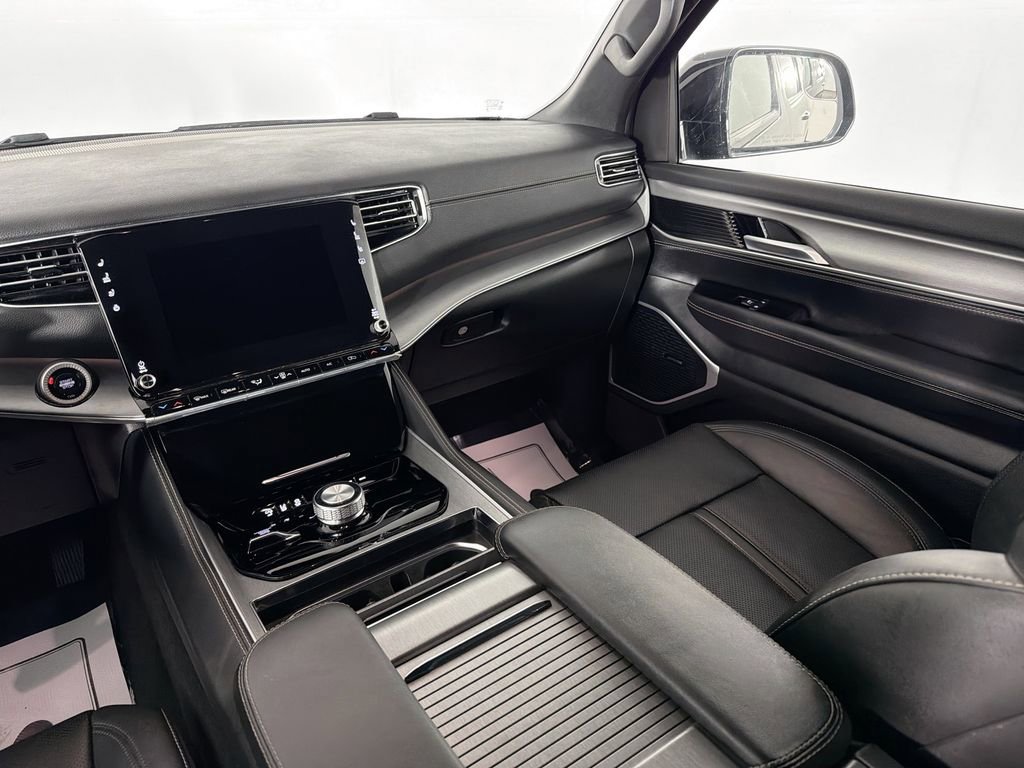 Used 2025 Jeep Wagoneer 4WD image 25