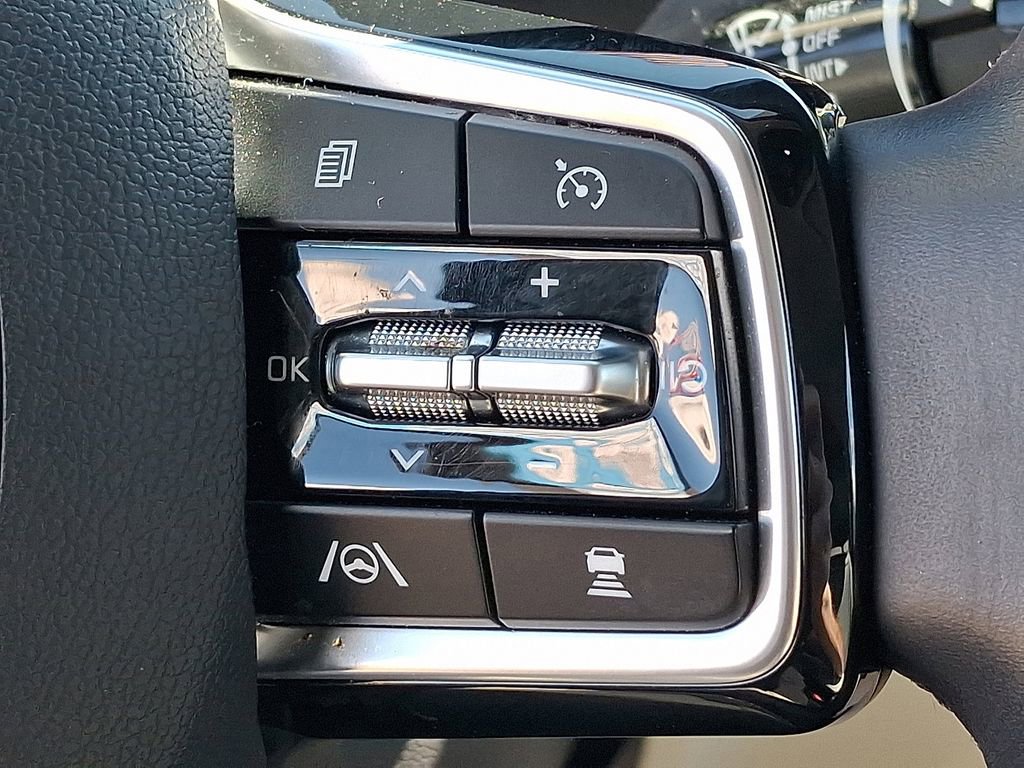 Used 2024 Kia Carnival EX image 23