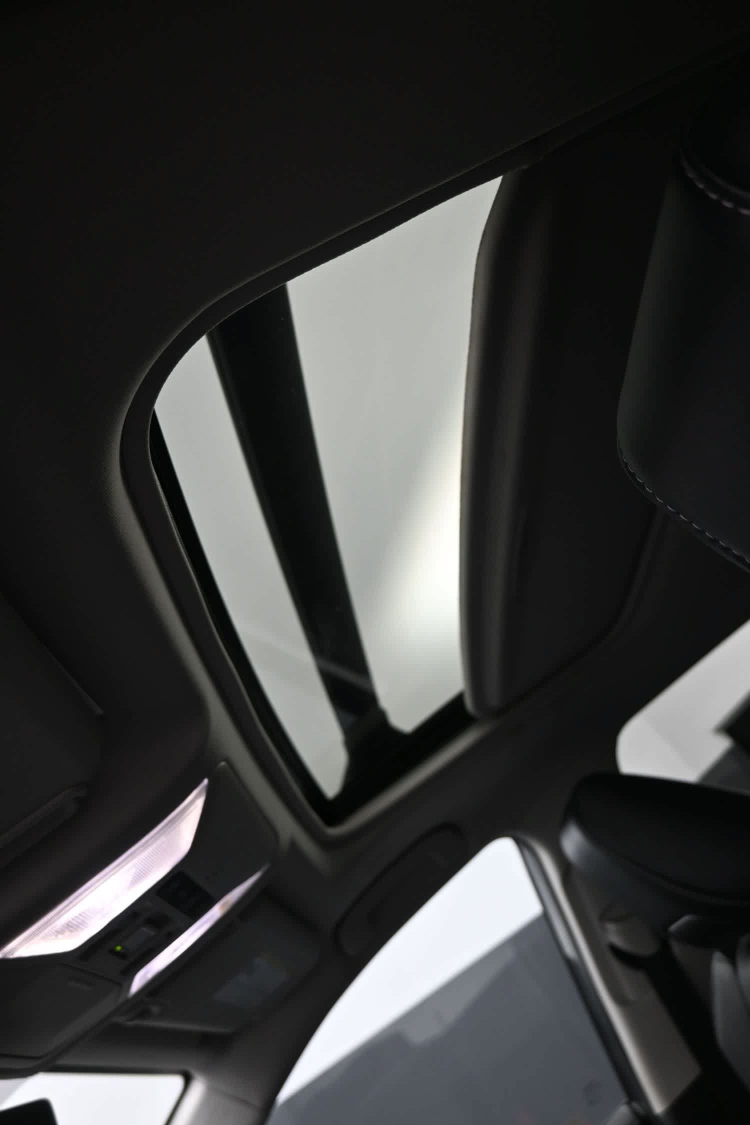 Used 2022 Toyota RAV4 Limited AWD/4WD image 18