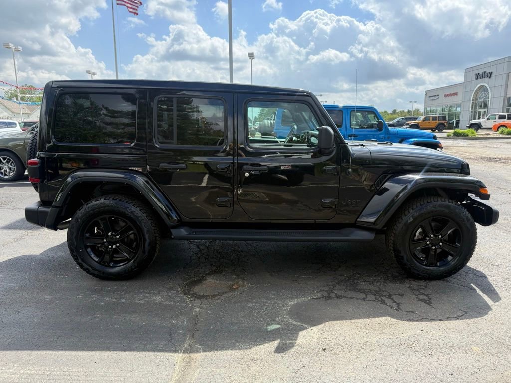 Used 2022 Jeep Wrangler Unlimited Sahara AWD/4WD image 2