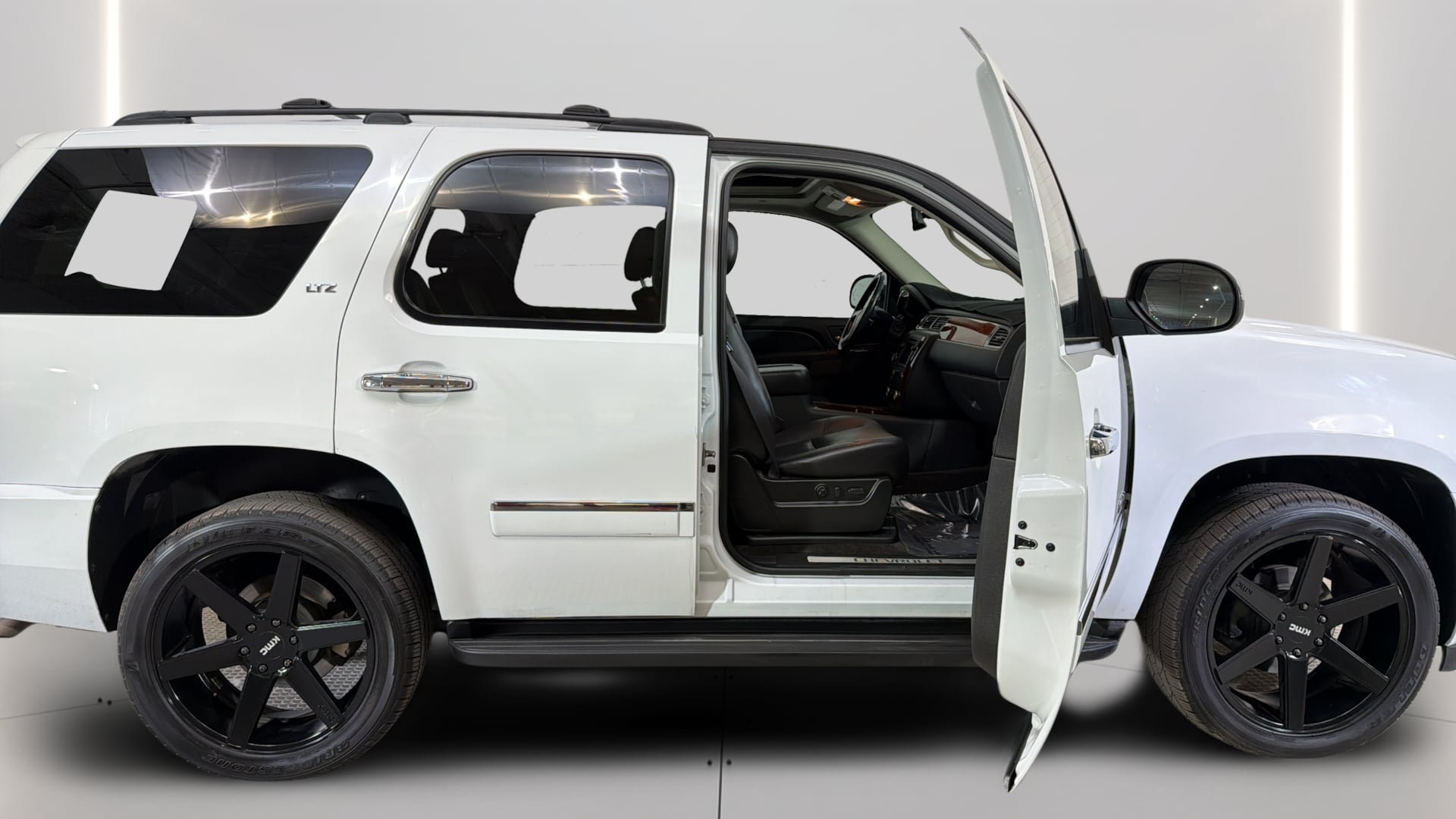Used 2010 Chevrolet Tahoe LTZ AWD/4WD image 33