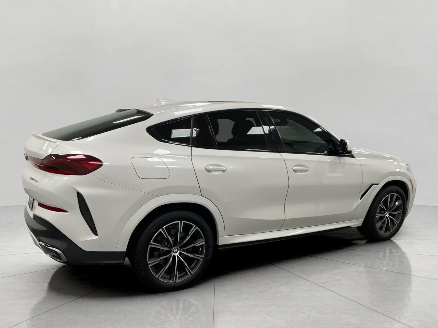 Used 2022 BMW X6 xDrive40i w/ Executive Package AWD/4WD image 2